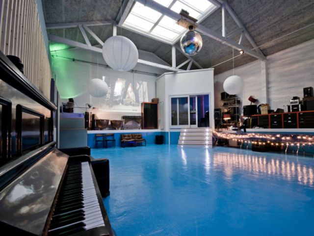 Pool live room
