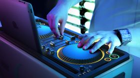 Armin Van Buuren s'associe à Philips pour créer le M1X-DJ, une surface de contrôle pour débutants
