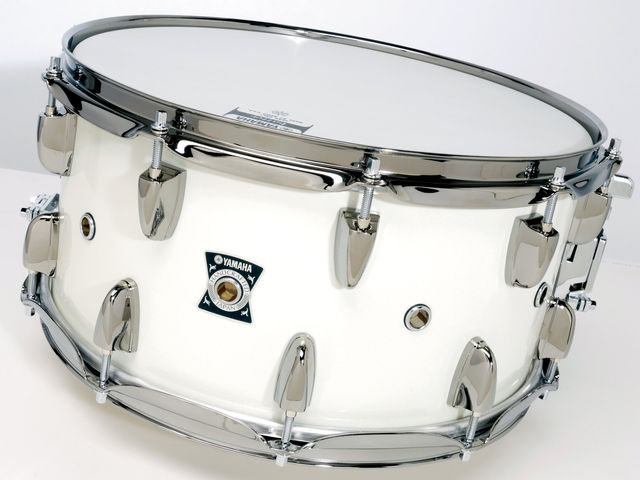 Yamaha Oak X Kit The dark chromed lugs and hoops are subtle enhancements that do not feature on regular Oak Custom drums