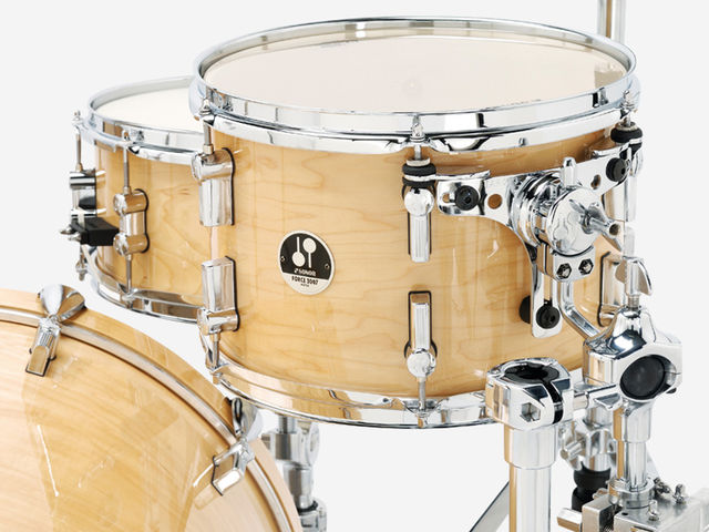 Sonor Force 3007 Rock Kit Vibration-free Total Acoustic Resonance bracket is attached to two of the small tom's tension rods and anchored to the shell