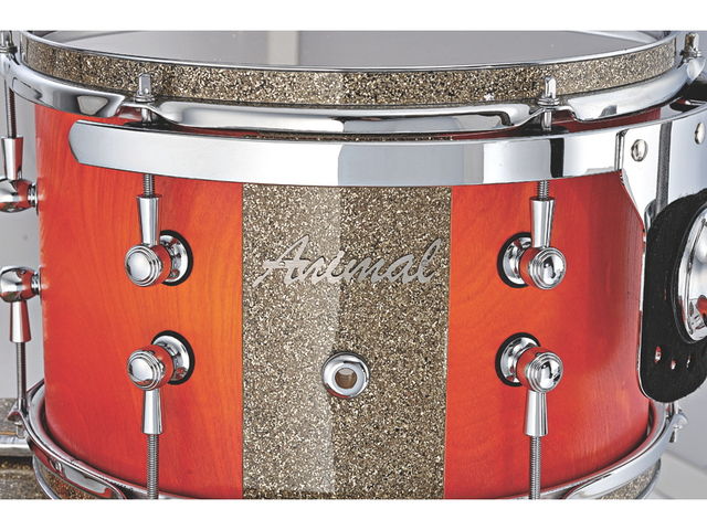 Animal Custom Drums Elite Kit Ginger glass and glitter wrap decor is used on the Animal bass drum, floor toms and rack toms.