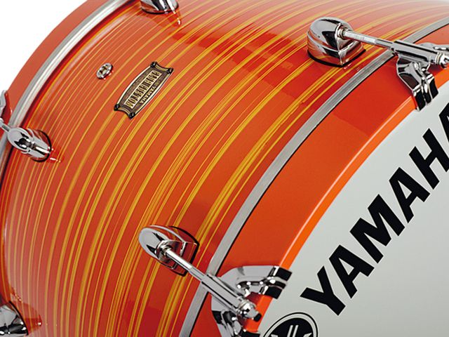 The bass drum has classic-style claw hooks on the solid-colour wooden hoops.