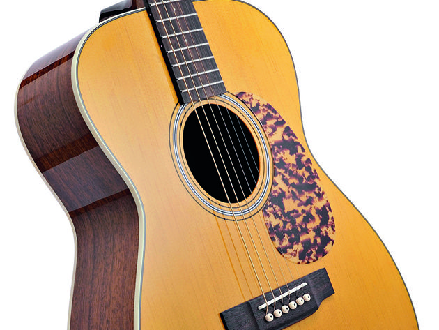 Tanglewood TW40 O AN The medium-action-set strings are comfortable to play.