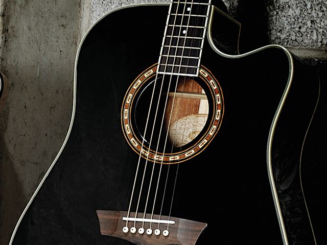 Washburn WD 10SCE Washburn have produced a well-built guitar with great sound quality.