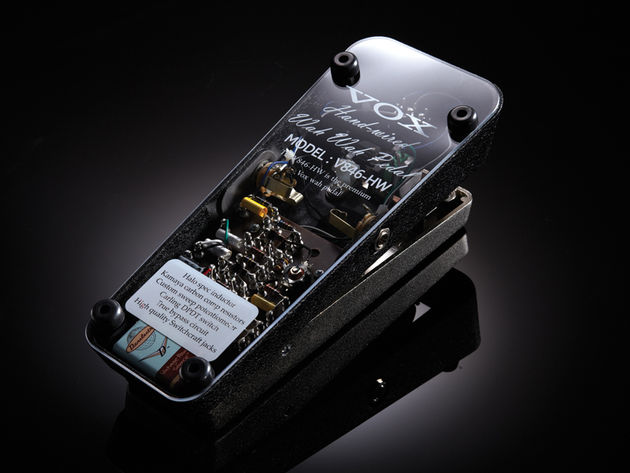 Vox V846-HW The clear base of the pedal means you can spy on its guts.