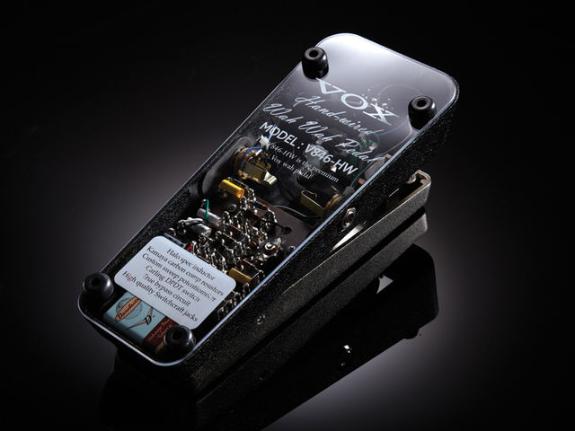 Vox V846-HW The clear base of the pedal means you can spy on its guts.
