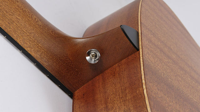 The slightly curved back to the guitar is comfortable and negates the need for back bracing