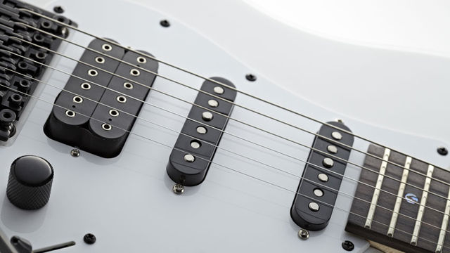 Rather than DiMarzio and Fender pickups, here we have a Jackson humbucker and two noiseless single coils