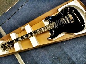 In pictures: Hagstrom Pat Smear Signature unboxed