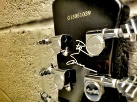 In pictures: Hagstrom Pat Smear Signature unboxed