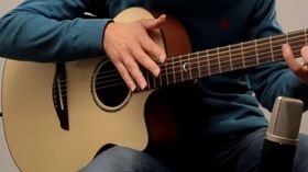 Andy McKee and Newton Faulkner percussive guitar