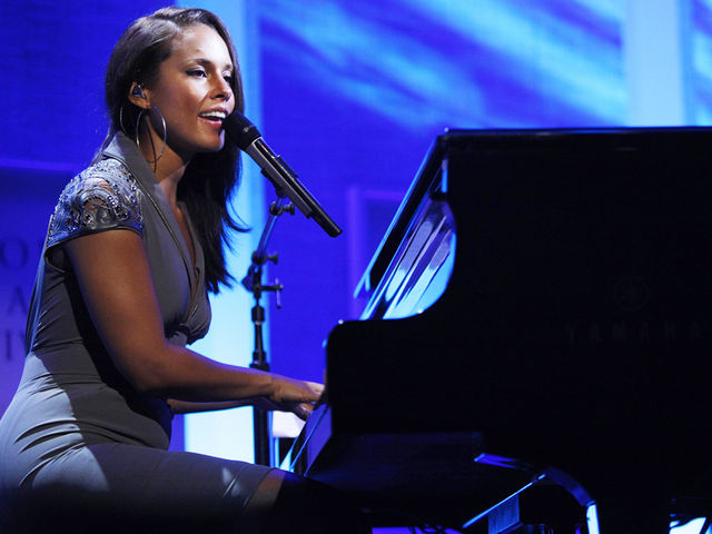 Alicia Keys goes back to school for an intimate performance