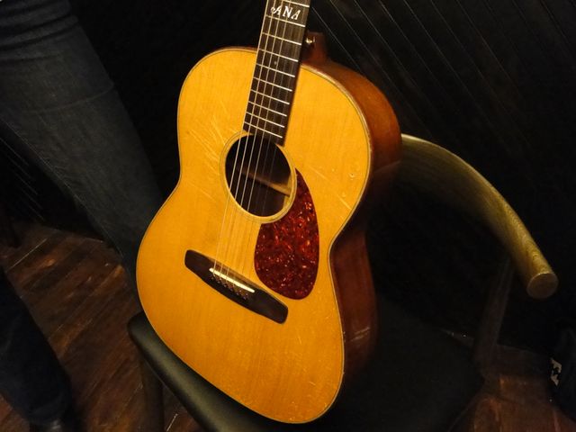 VIDEO: Ana Egge shows off her homemade guitar Spruce top, mahogany back and sides...nice