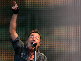 Bruce Springsteen debuts new song Wrecking Ball at Giants Stadium