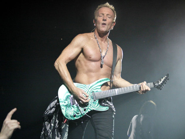 Collen on stage with his signaure Jackson model. Shame how he's just let himself go, isn't it?