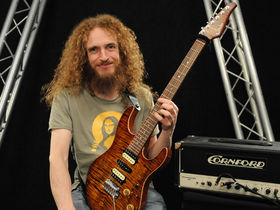Lick Library hosts free live Guthrie Govan webcast