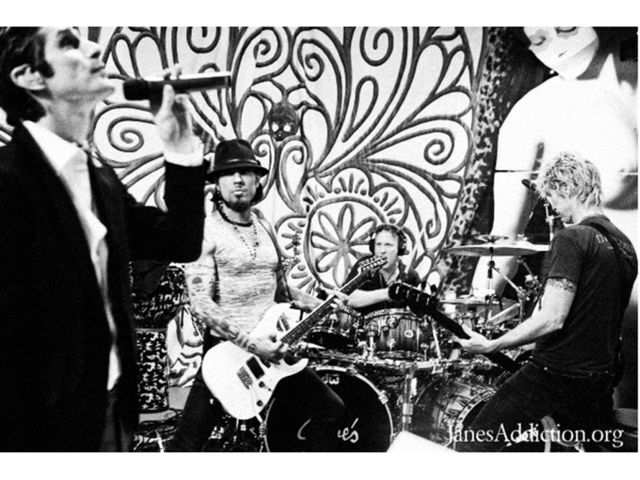 The photo that Dave Navarro posted tells the tale