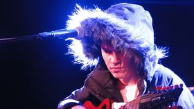 VIDEO: Kaki King and her live acoustic guitars