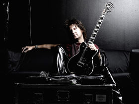 Kee Marcello tours with Washburn and Randall