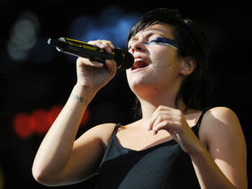 Lily Allen jams on Korg Kaossilator