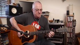 VIDEO: Robbie McIntosh plays I Saw Three Ships