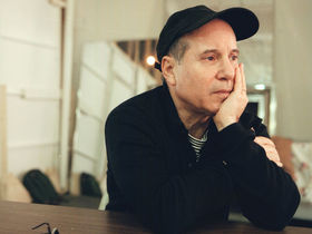 Robber impersonates Paul Simon in bank scam - epic fail