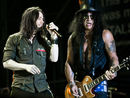 Myles Kennedy sings with Guns N' Roses members at Rock Hall Of Fame