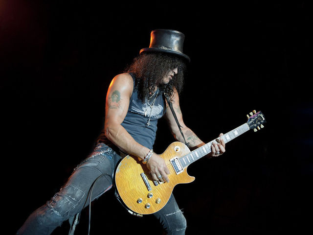 Slash playing live in Milan, 2011