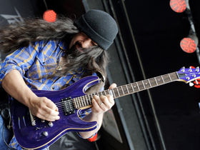 How to play The Damned Things - We've Got A Situation Here riff