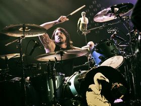 Dave Grohl talks drums, Them Crooked vultures