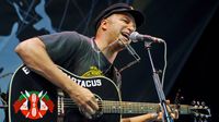 Tom Morello discusses his history with the acoustic guitar