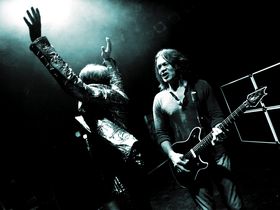 How to play Van Halen – The Trouble With Never riff