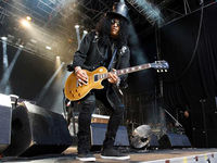 Slash: Velvet Revolver singer search continues