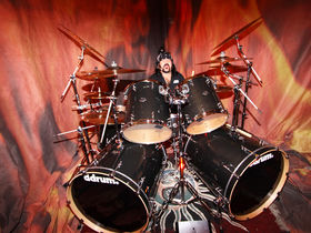 Vinnie Paul unveils signature drum line