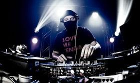Jaguar Skills on playing live and controlling the crowd