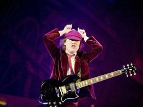 10 classic guitarist stage moves