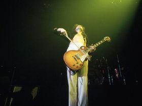 10 classic guitarist stage moves
