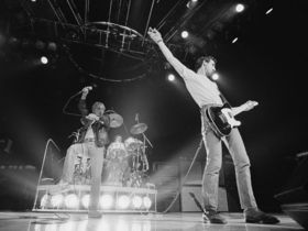 10 classic guitarist stage moves