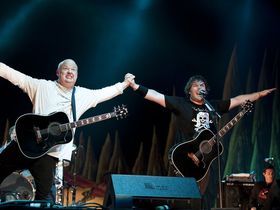 10 classic guitarist stage moves