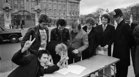 Steve Jones talks Never Mind The Bollocks