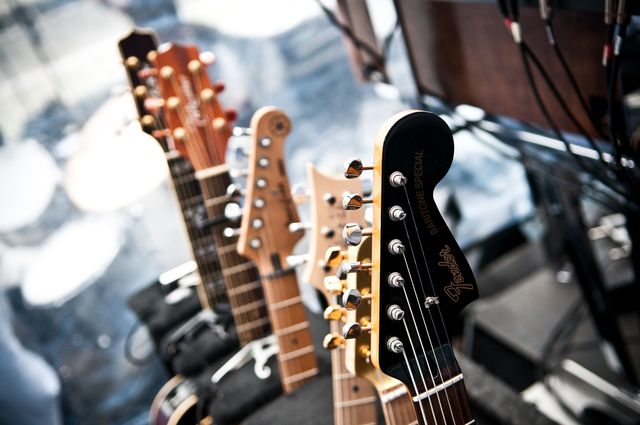 Rig: Bobby Bandiera, rhythm guitar/backing vocals