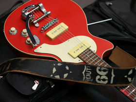 VIDEO: Earl Slick discusses his favorite guitars
