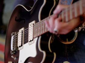 VIDEO: Earl Slick discusses his favorite guitars
