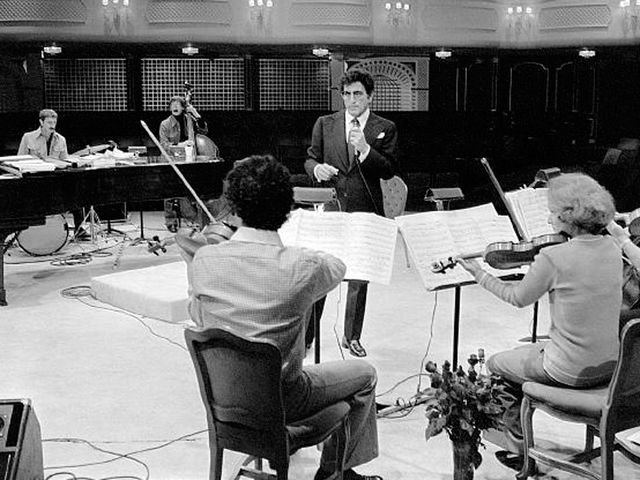 I Wanna Be Around (Tony Bennett)