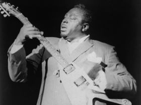 How to play blues guitar like…