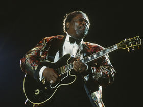 How to play blues guitar like…