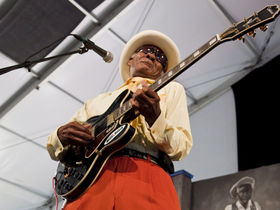 How to play blues guitar like…