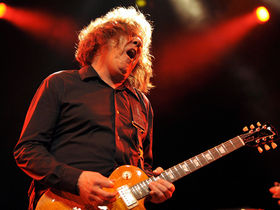 How to play blues guitar like…
