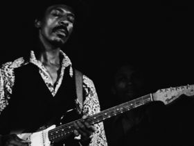 How to play blues guitar like…