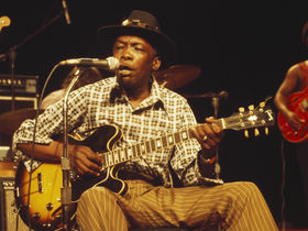 How to play blues guitar like…